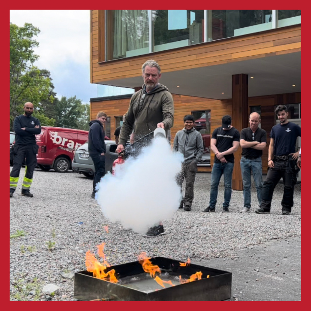 brandkurs öva med brandsläckare