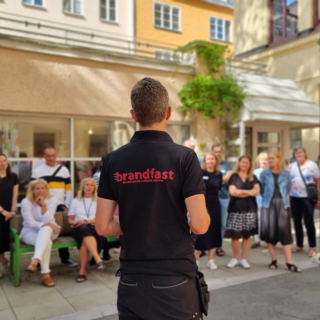 Eric på Brandfast utbildar ett företag i grundläggande brandskydd