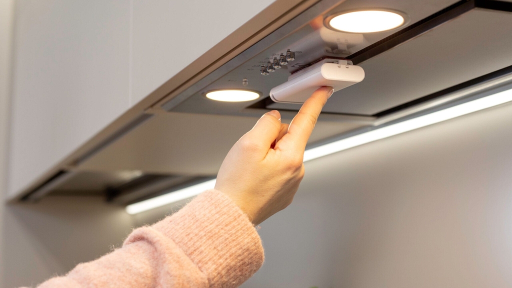 Miljöbild nära på Innohome spisvakt EVO sensor. Sensorn fästs ovan spisen, under fläkten för att aktiveras vid överhettning.