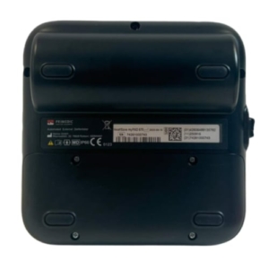 Baksida av den halvautomatiska hjärtstartaren Primedic myPAD. Den har en fyrkantig form i svart färg, tydlig display och en inbyggd barnknapp.