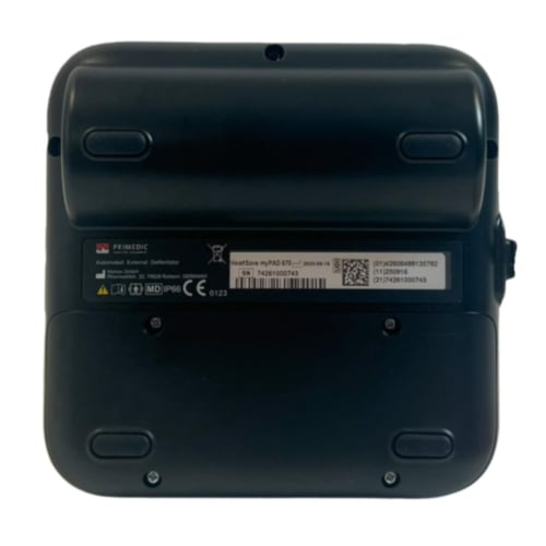 Baksida av den halvautomatiska hjärtstartaren Primedic myPAD. Den har en fyrkantig form i svart färg, tydlig display och en inbyggd barnknapp.