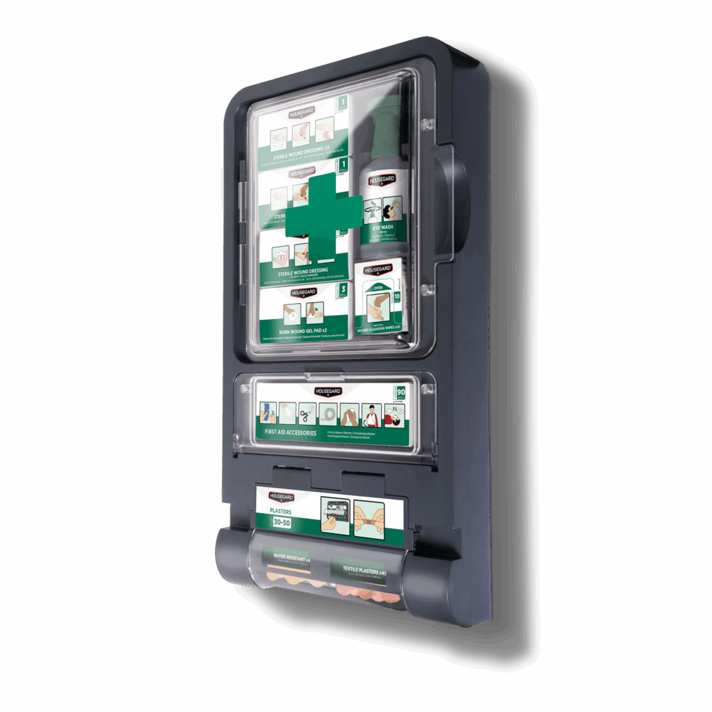 Housegard första hjälpen station från sidan, med tydligt organiserad utrustning för sårvård och ögonskölj. Anpassad för vanliga arbetsplatsskador.