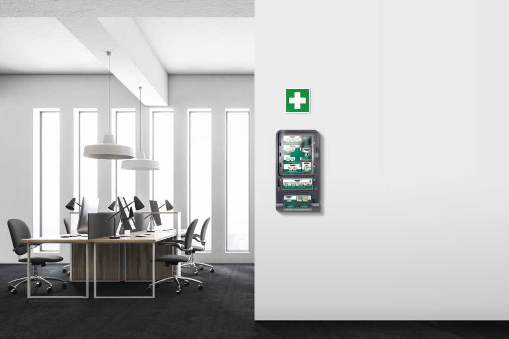Grå Housegard första hjälpen station i kontorsmiljö. Stationen är enkel att fylla på, montera och använda.