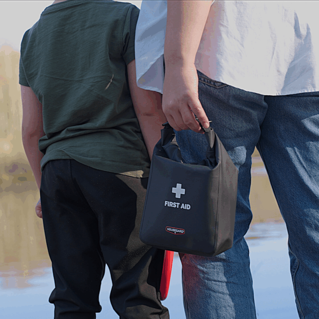 En vattentät första hjälpen väska för friluftsliv i utomhusmiljö som visar hur liten och smidig den är. Lätt att ha med vid utomhusaktiviteter.