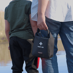 En vattentät första hjälpen väska för friluftsliv i utomhusmiljö som visar hur liten och smidig den är. Lätt att ha med vid utomhusaktiviteter.