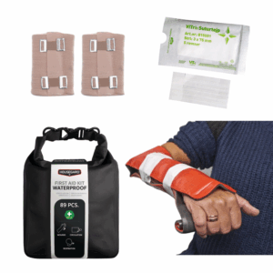 Bild på innehåll i vattentät första hjälpen väska för friluftsliv. Innehållet är enkelt uppdelat efter färg baserat på storlek på såret.