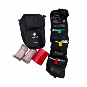 Produktbild vattentät första hjälpen väska för frilufsliv. Liten och smidig väska innehållandes enkelt färgkoordinerat material.