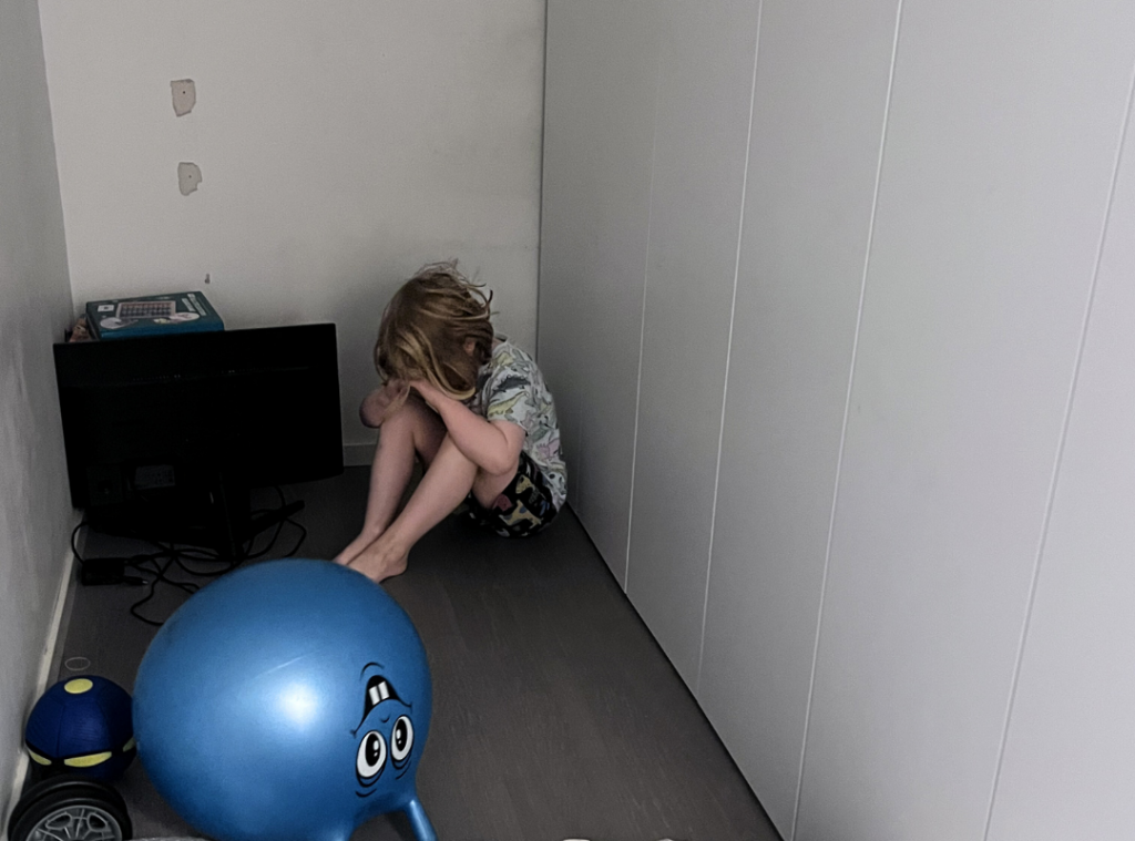 Barn gömmer sig vid brand. träna utrymning med barn