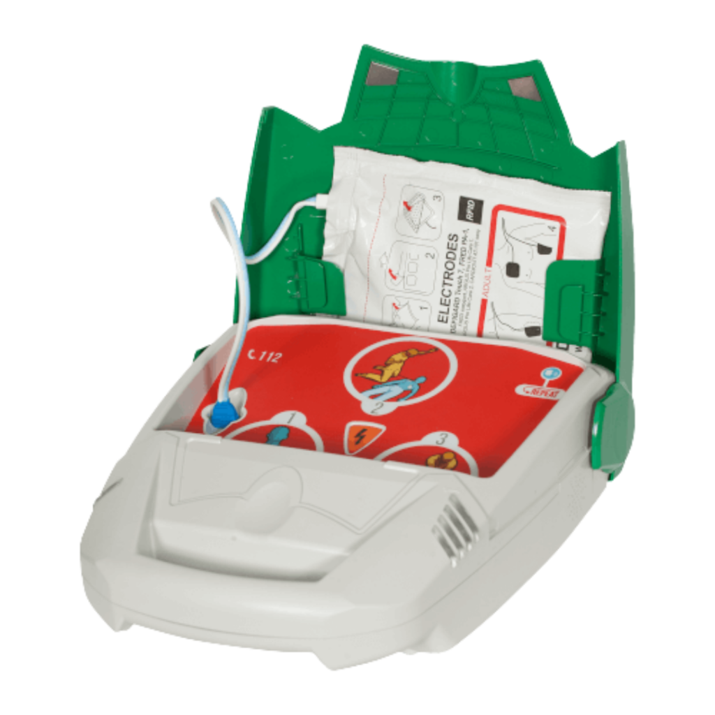 Ett hjärtstartarpaket som inkluderar DefiSign LIFE hjärtstartare med skåp inomhus. DefiSign LIFE med öppet lock där elektroderna kopplas in och förvaras.